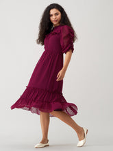 Robe à col montant en mousseline de soie Maroon Oak Brasso Swiss Dot